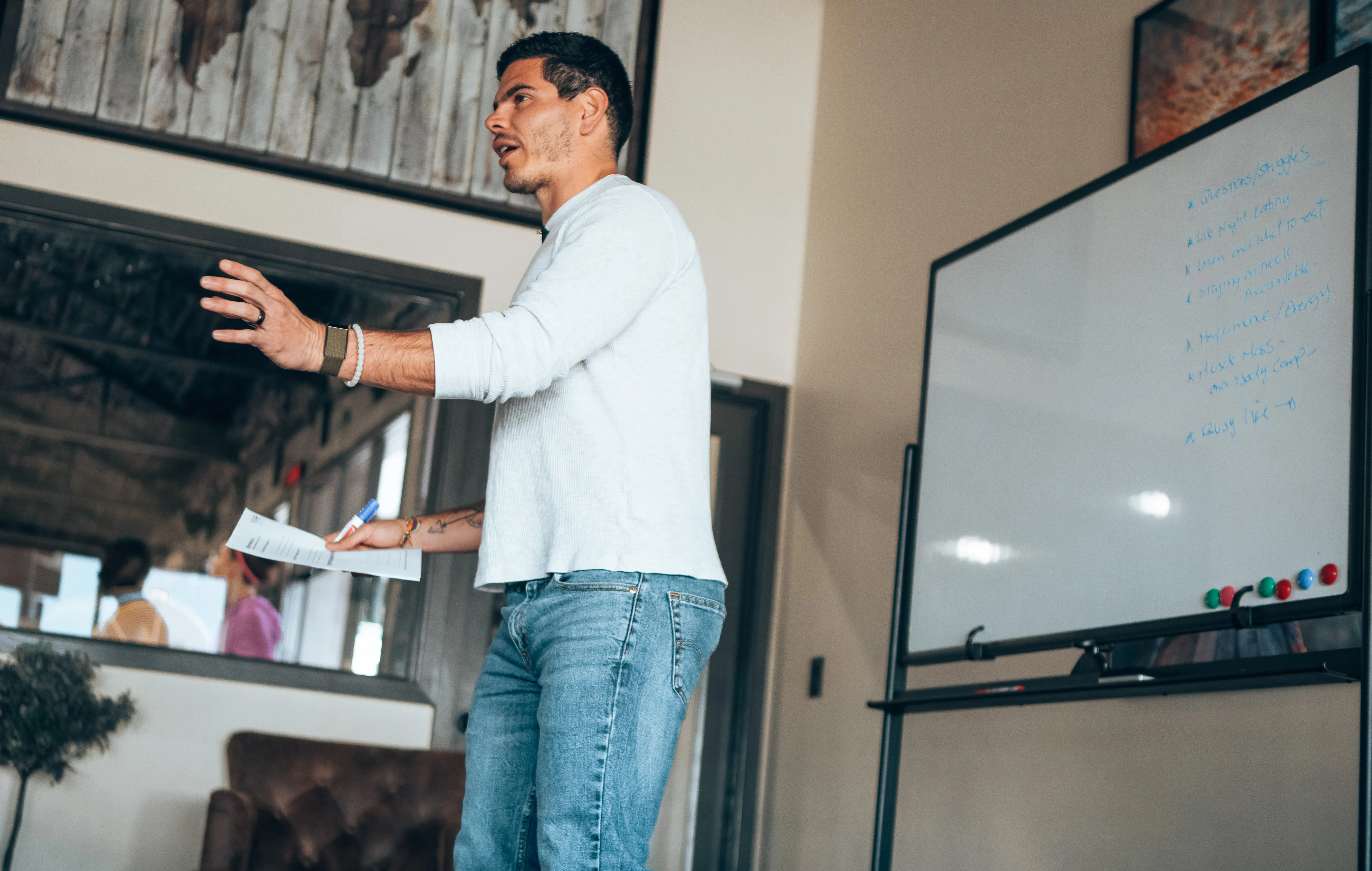 Andres Ayesta coaching a client on nutrition strategy